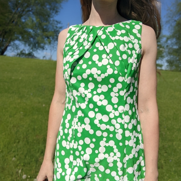 Green dress with white polkadots - Picture 9 of 10